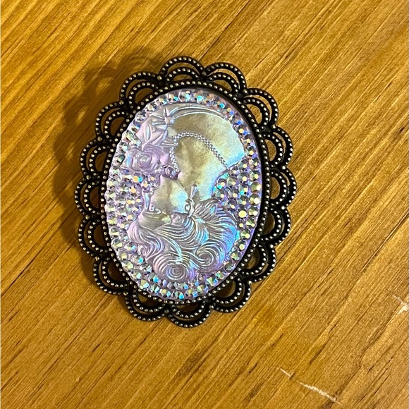 Iridescent Cameo brooch on a bronze background with double half ovals 1 3/4” - Picture 4 of 9